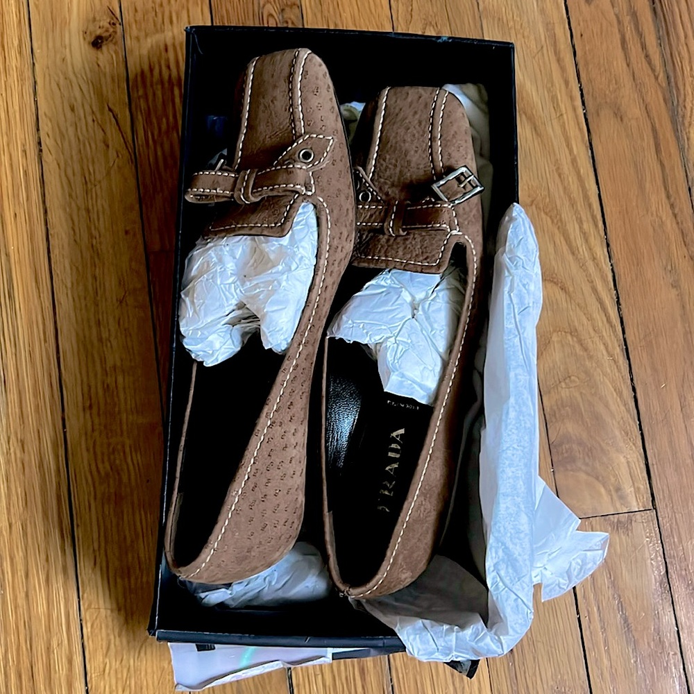 Prada, Y2K kitten heels, brown suede, buckle, bow contrast stitch 36 VERO CUDIO
